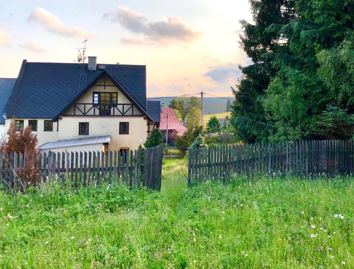 Chalupa Hrazdenka V Krusnych Horach Горні-Блатна Екстер'єр фото